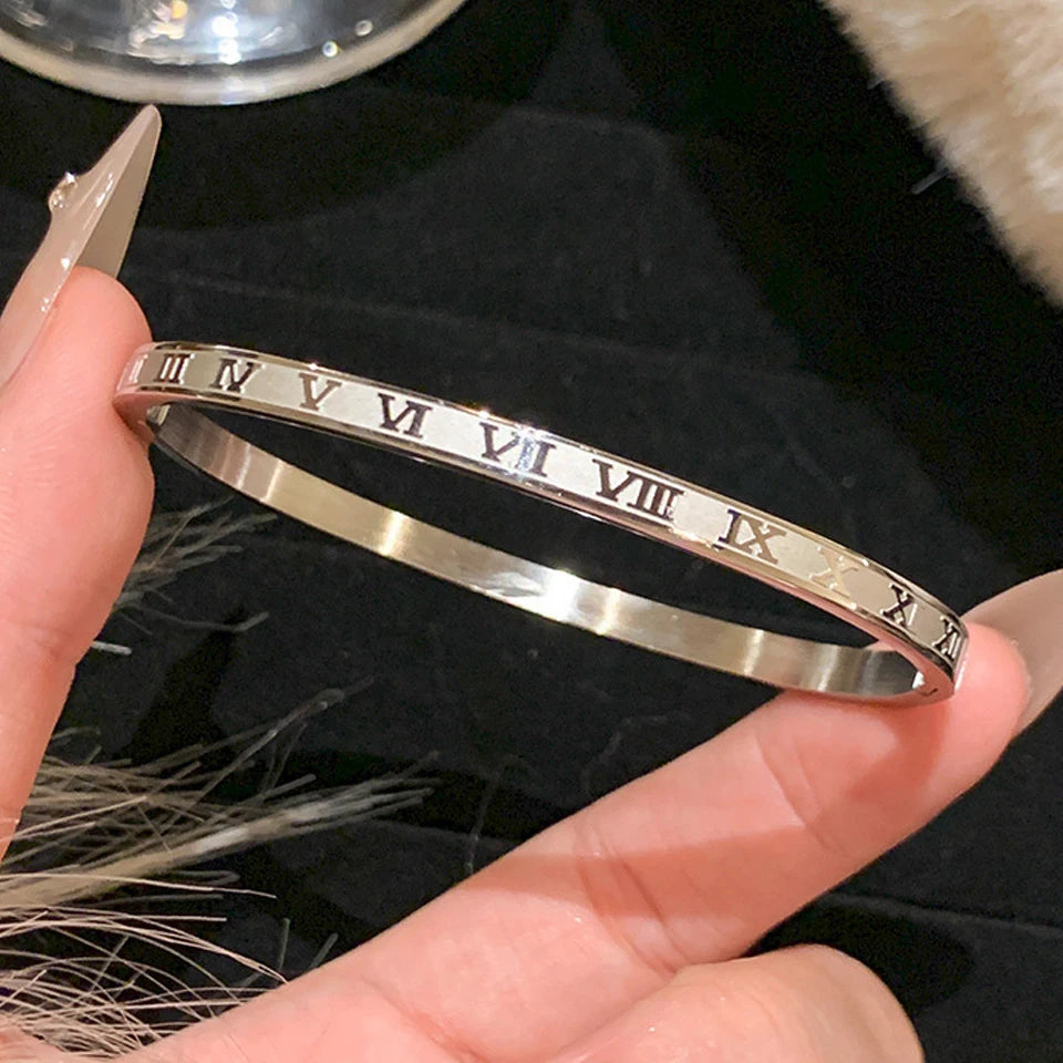 Pulsera Brazalete Geométrica en Metal Dorado