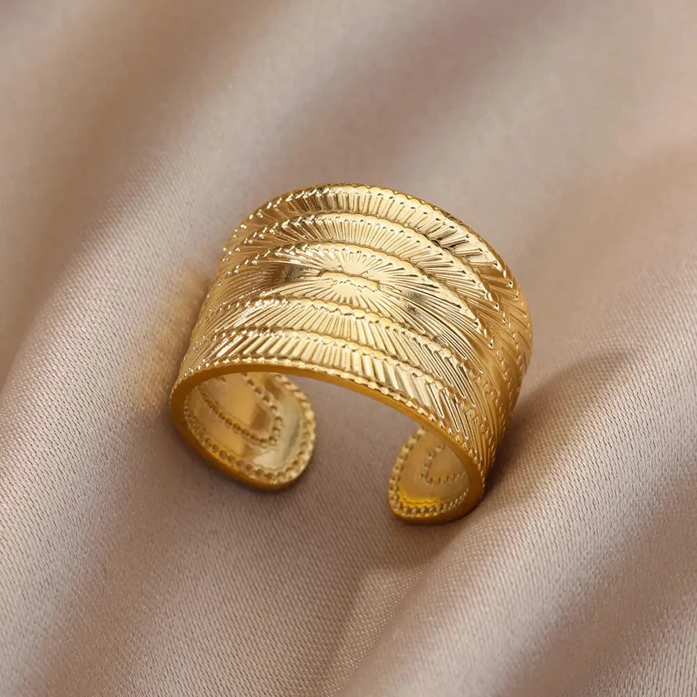 Brazalete Cuff Metálico con Acabado Dorado y Detalle Geométrico