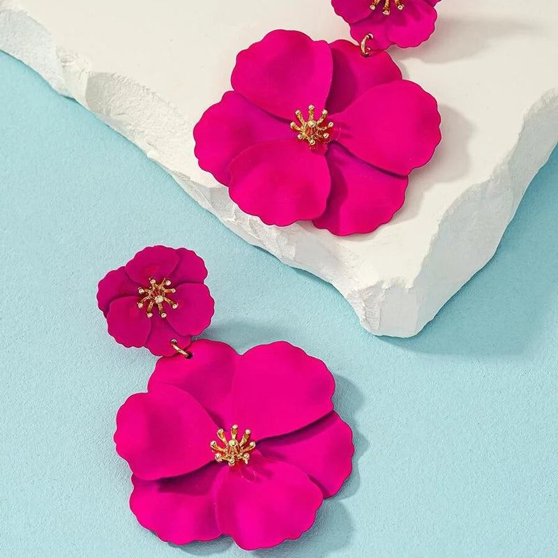 Pendientes colgantes de flores fucsia para mujer