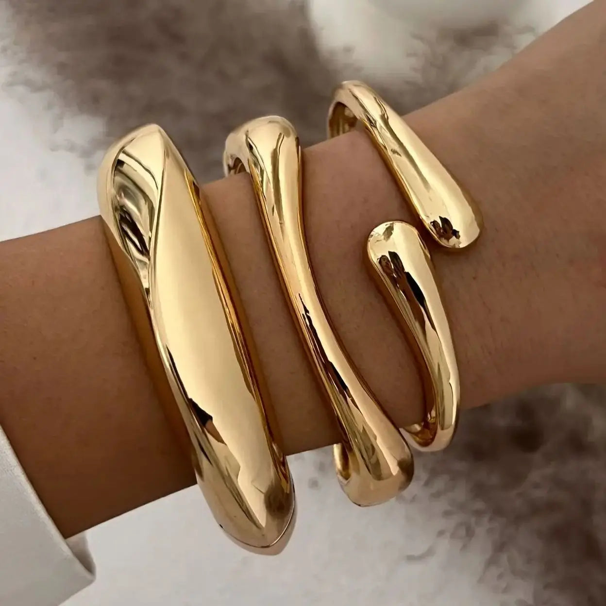 Brazalete Metálico con Acabado Dorado