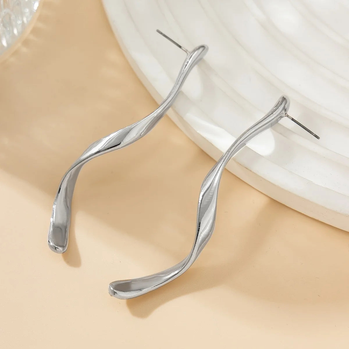 Pendientes de diseño tridimensional abstracto, temperamento fresco y atractivo