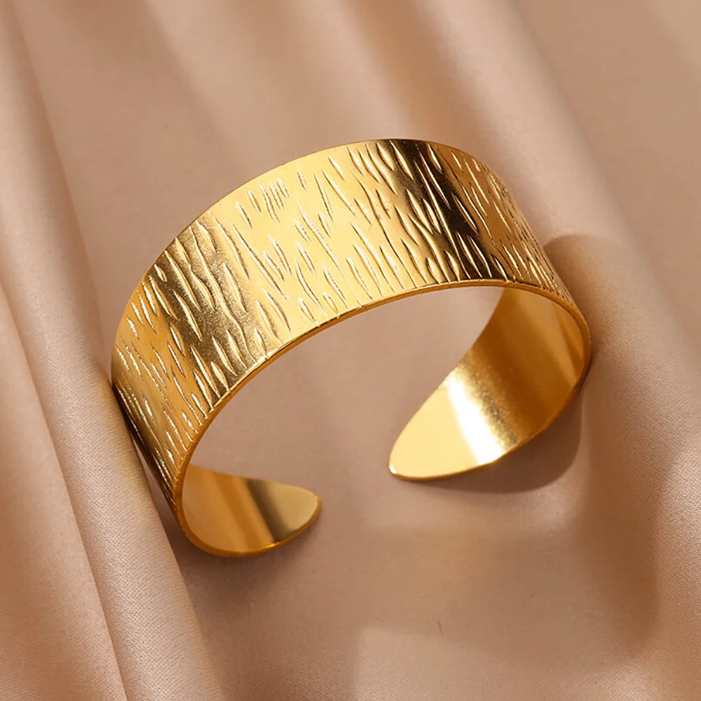 Brazalete Ancho con Baño Dorado y Diseño Geométrico