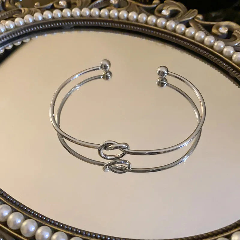 Brazalete Dorado con Diseño Geométrico